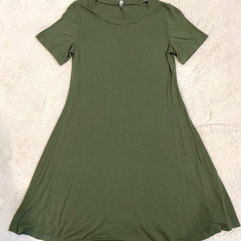 Size women small. Dark green.